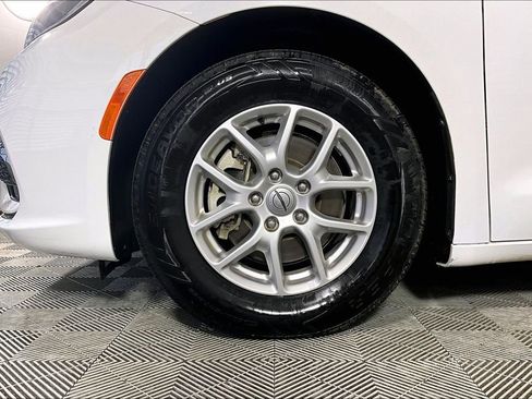Used 2022 Chrysler Pacifica Touring-L FWD image 8