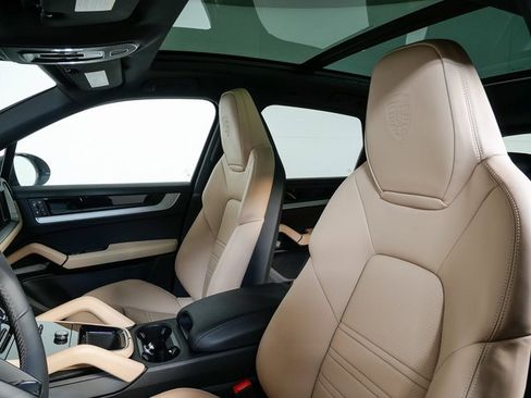 Certified 2026 Porsche Cayenne image 5