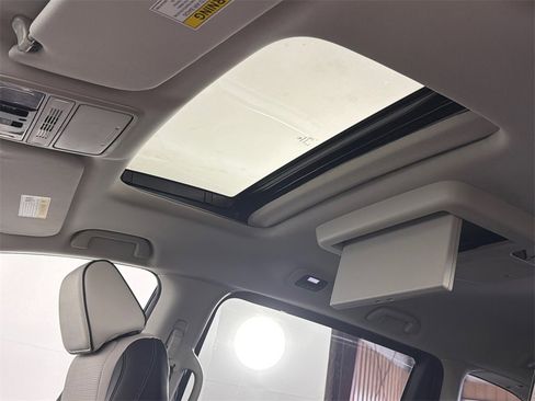 Used 2025 Honda Odyssey Elite image 2