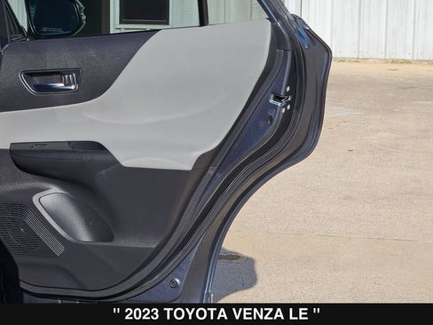 Used 2023 Toyota Venza LE AWD/4WD image 27