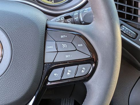 Used 2023 Jeep Cherokee Altitude Lux image 15