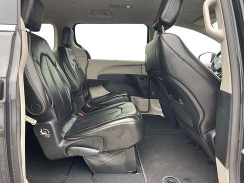 Used 2023 Chrysler Pacifica Touring-L image 15