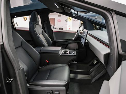 Used 2024 Tesla Cybertruck AWD Crew Cab image 32