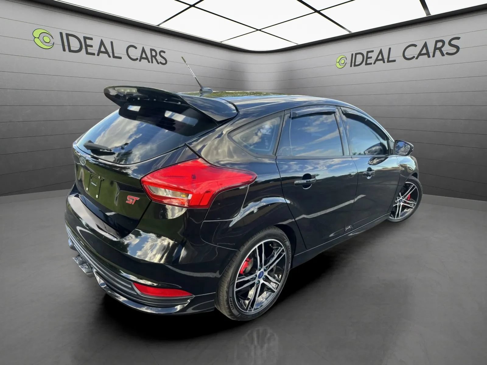 Used 2017 Ford Focus ST w/ Equipment Group 402A FWD image 4