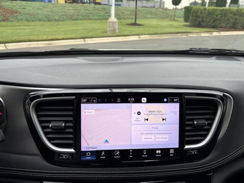 Used 2023 Chrysler Pacifica Limited w/ Uconnect Theater Family Group FWD image 28