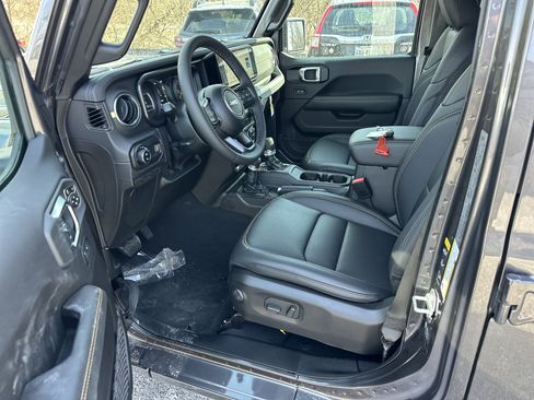 New 2026 Jeep Gladiator Sahara image 27