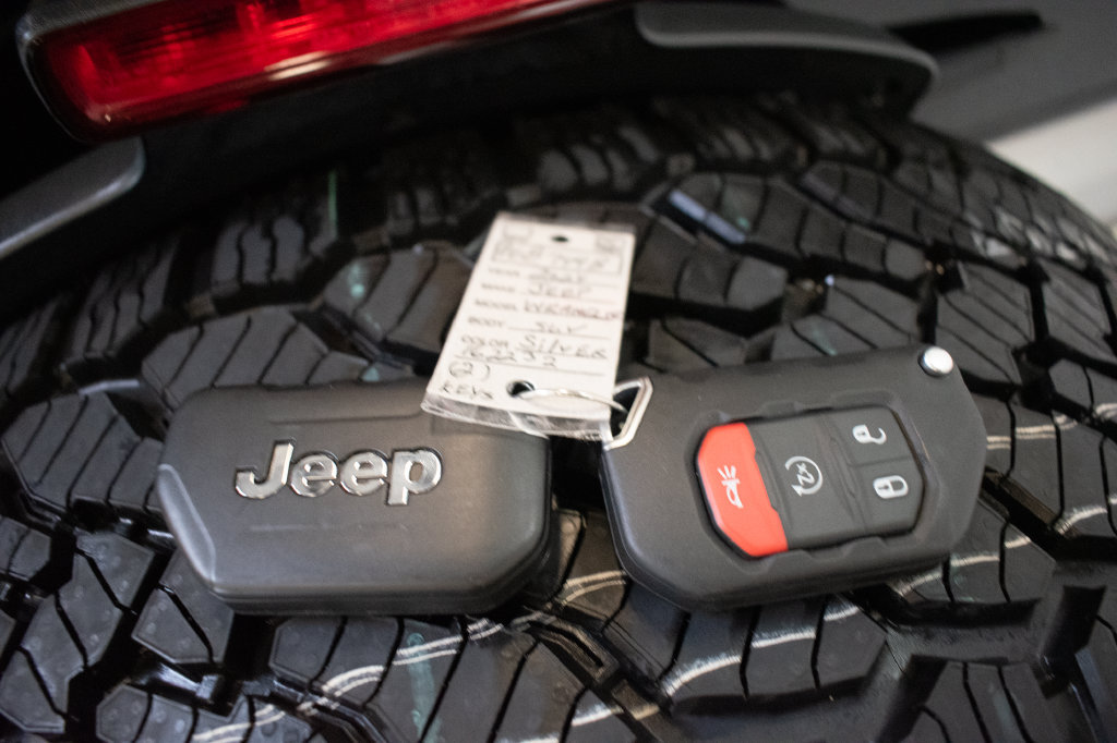 Used 2024 Jeep Wrangler High Altitude AWD/4WD image 25