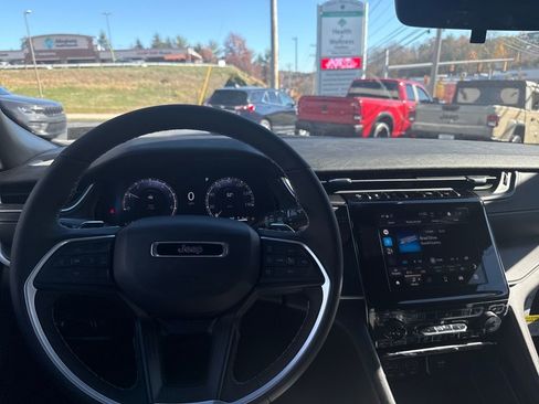 New 2025 Jeep Grand Cherokee Altitude image 10