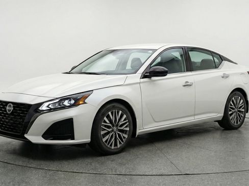 Used 2025 Nissan Altima 2.5 SV image 3