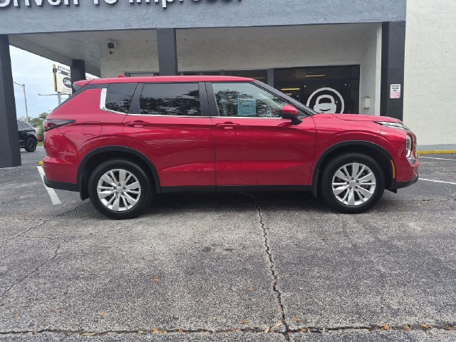 Used 2025 Mitsubishi Outlander ES FWD image 4