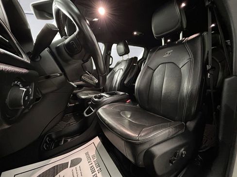 Used 2021 Chrysler Pacifica Touring-L w/ Uconnect Theater Family Group image 8