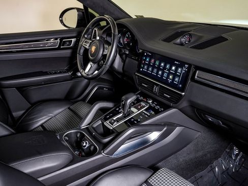 Used 2022 Porsche Cayenne Turbo image 14