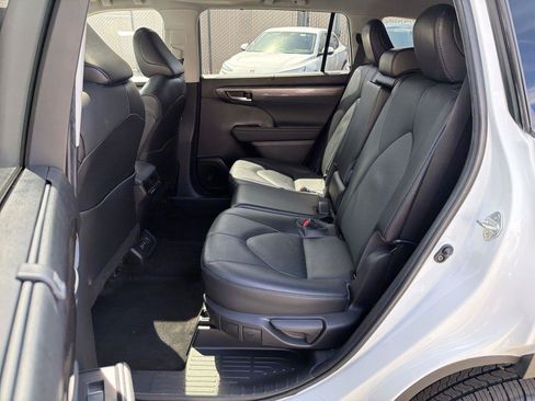 Used 2023 Toyota Highlander Limited FWD image 25