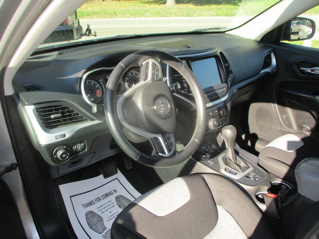 Used 2014 Jeep Cherokee Latitude AWD/4WD image 12