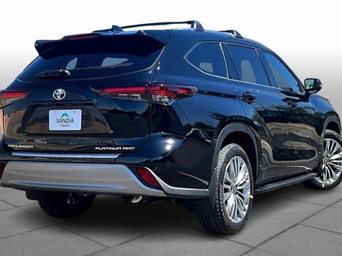 Used 2025 Toyota Highlander Platinum image 12