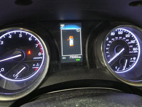 Used 2019 Toyota Camry SE image 6