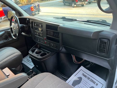 Used 2015 Chevrolet Express 2500 RWD image 25