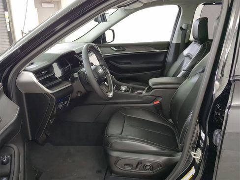 Used 2023 Jeep Grand Cherokee w/ Luxury Tech Group II image 15