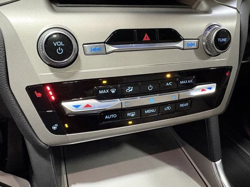 Used 2023 Ford Explorer XLT w/ Equipment Group 202A image 14