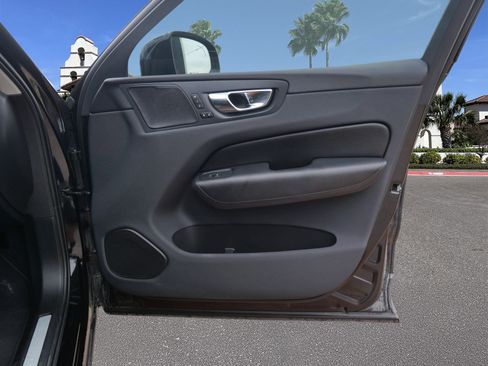 Used 2019 Volvo XC60 T5 Momentum w/ Protection Package Premier image 11