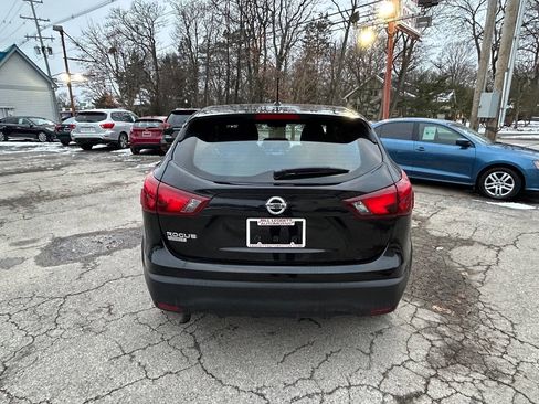 Used 2018 Nissan Rogue Sport S image 11