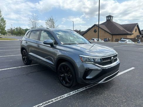 Used 2022 Volkswagen Taos SE w/ Panoramic Sunroof Package image 3