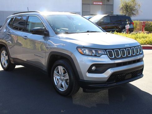Used 2022 Jeep Compass Latitude FWD image 11