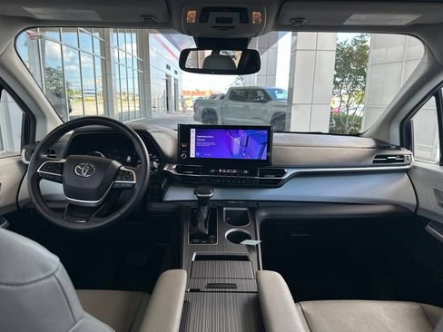 Certified 2025 Toyota Sienna XLE FWD image 22
