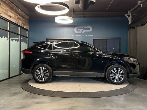 Used 2021 Toyota Venza LE image 2