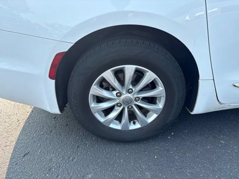 Used 2018 Chrysler Pacifica Touring-L w/ Premium Audio Group FWD image 12