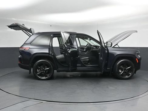 Used 2023 Jeep Grand Cherokee Limited w/ Black Appearance Package AWD/4WD image 60