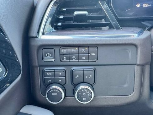 Used 2025 Chevrolet Suburban Z71 w/ Comfort Package AWD/4WD image 41