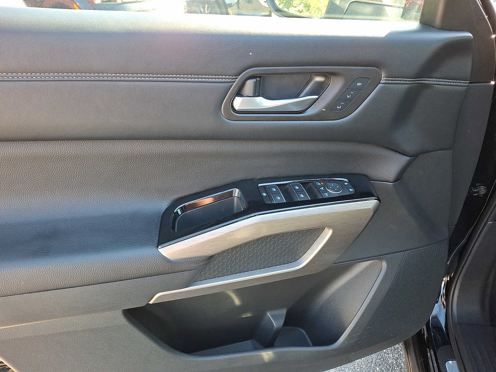 Used 2024 Nissan Pathfinder Platinum w/ Cargo Package AWD/4WD image 15