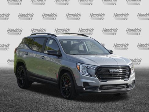 Used 2024 GMC Terrain SLE w/ Driver Convenience Package image 2