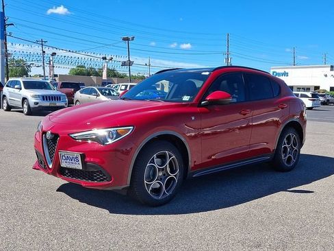 Used 2023 Alfa Romeo Stelvio Ti AWD/4WD image 3