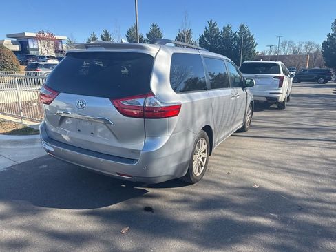 Used 2017 Toyota Sienna Limited Premium image 4