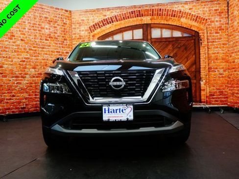 Used 2022 Nissan Rogue SV image 2