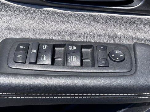 Used 2024 Chrysler Pacifica Touring-L FWD image 19