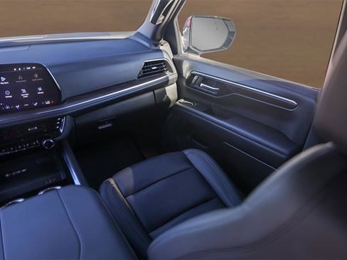 Used 2025 Chevrolet Suburban Z71 image 28