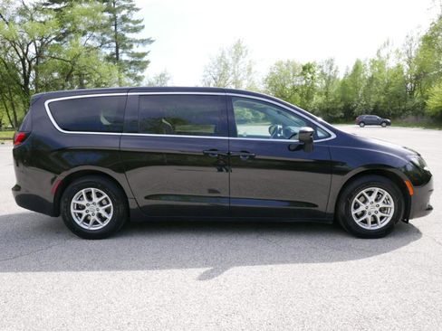 Used 2022 Chrysler Voyager LX image 5