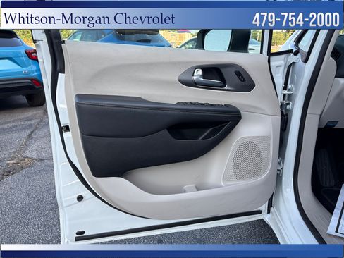 Used 2023 Chrysler Pacifica Touring-L FWD image 11