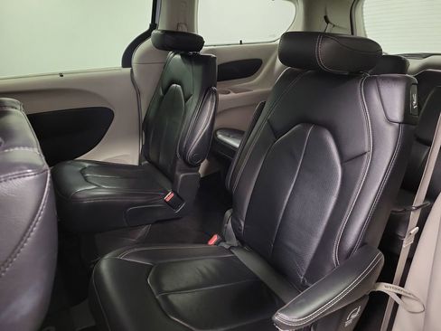Used 2022 Chrysler Pacifica Touring-L image 19