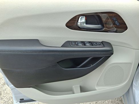 Used 2023 Chrysler Pacifica Limited image 14