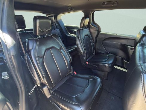 Used 2025 Chrysler Pacifica Select FWD image 11