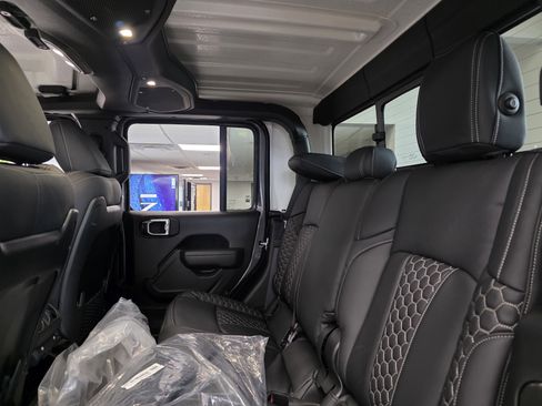 New 2025 Jeep Gladiator Rubicon w/ Convenience Group image 14