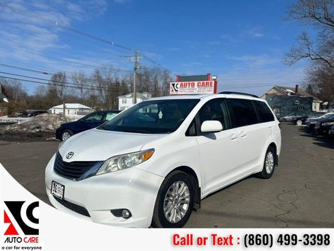 Used 2013 Toyota Sienna XLE image 4