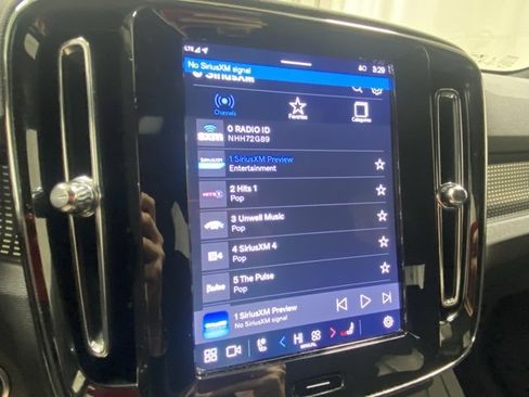 Used 2025 Volvo XC40 B5 Plus image 20