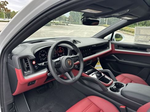 New 2025 Porsche Cayenne Coupe image 4