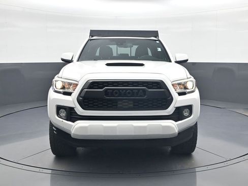 Used 2018 Toyota Tacoma TRD Sport image 2