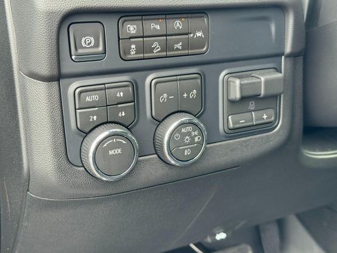 Used 2026 Chevrolet Suburban Premier w/ Sun And Tow Package AWD/4WD image 18